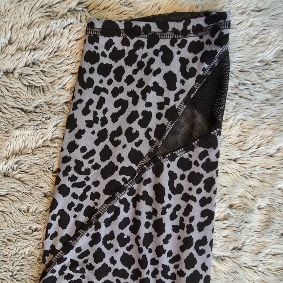 Serra Black and Gray Cropped Leggings. Size Medium - Picture 4 of 7